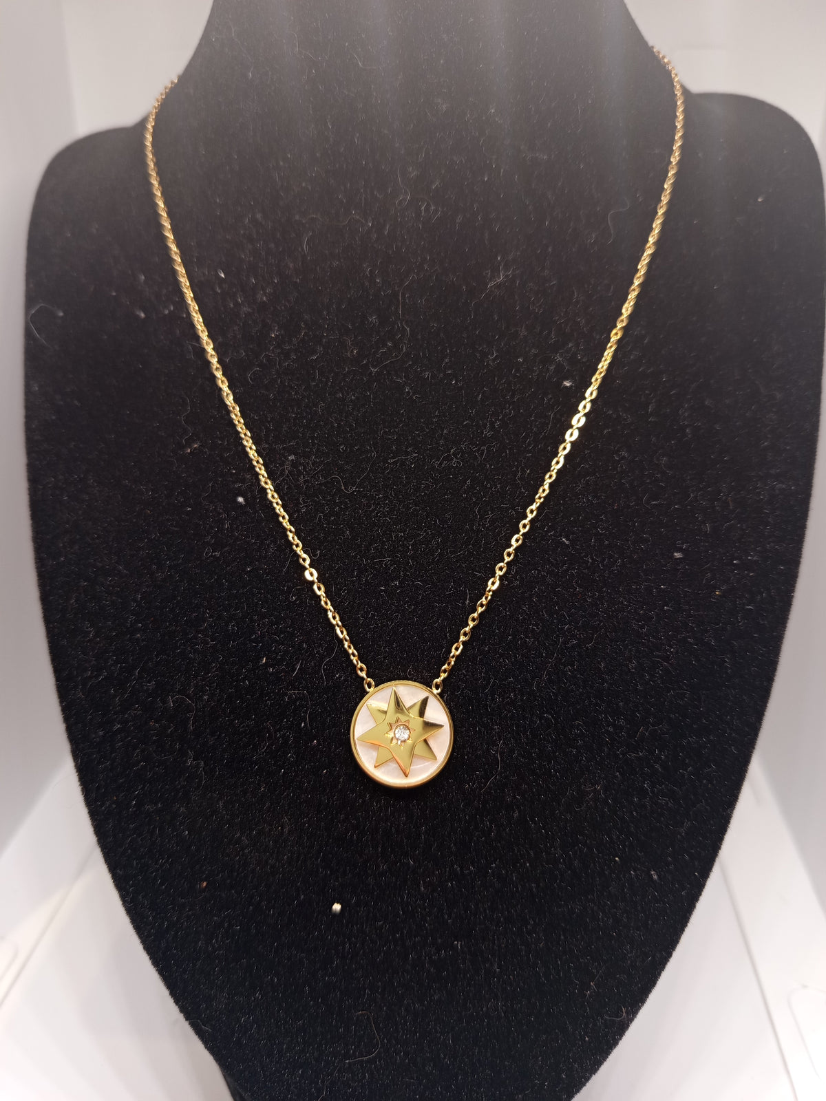 Collier doré étoile